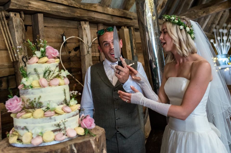 cutting the wedidng cake