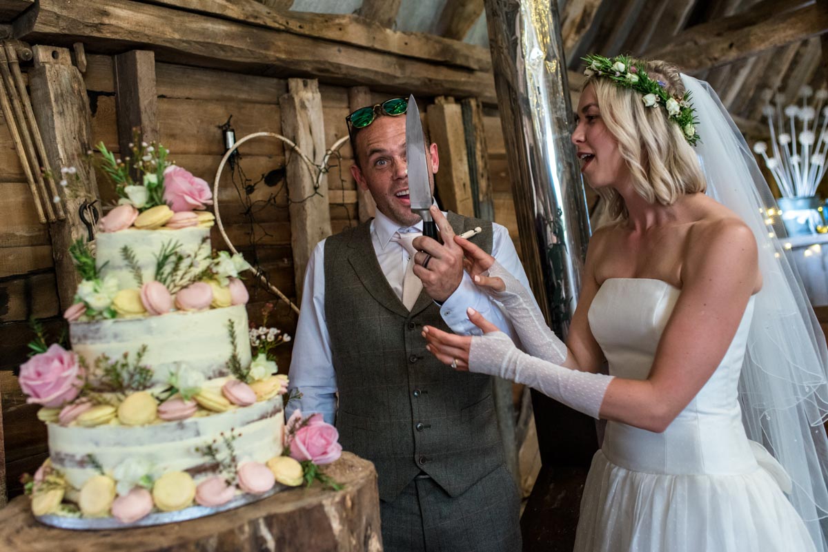 cutting the wedidng cake