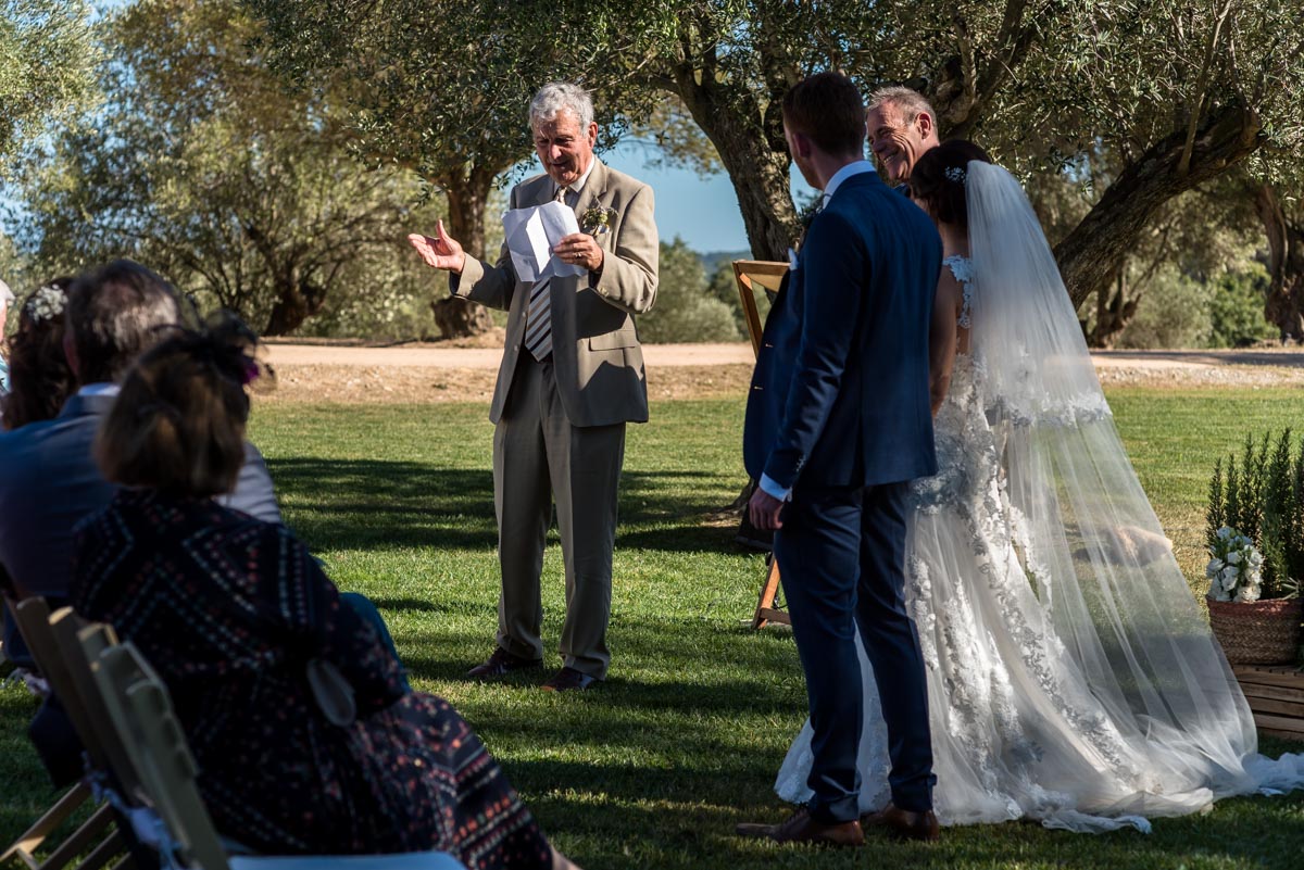 castell d'emporda wedding photography. Wedding reading